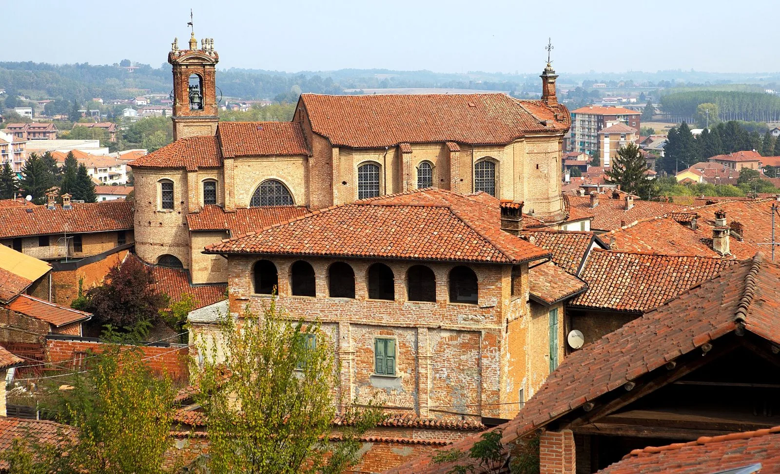 Tetti in coppi e campanili del centro storico di Cassine con le colline sullo sfondo