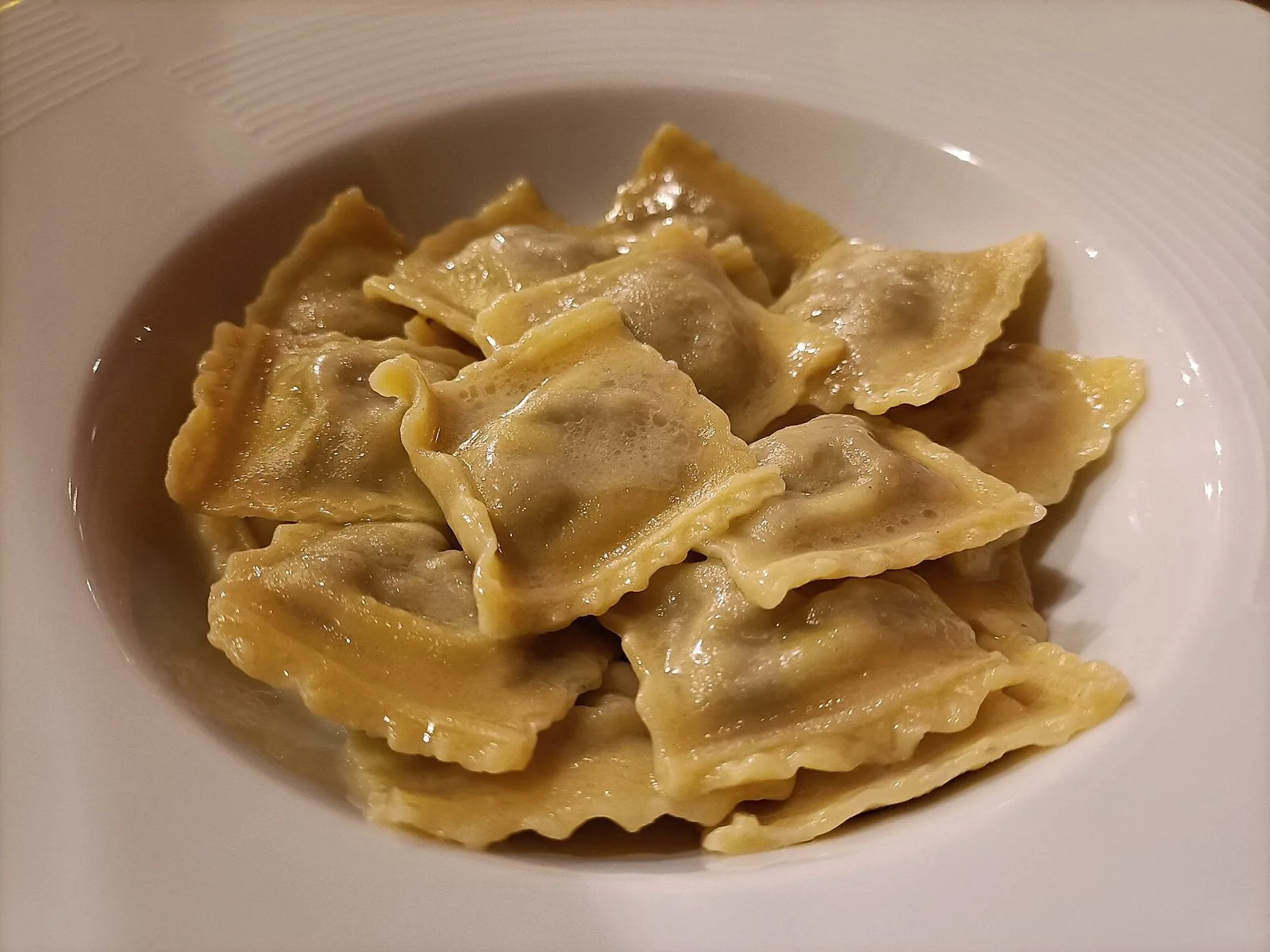 Piatto di agnolotti piemontesi conditi con burro fuso