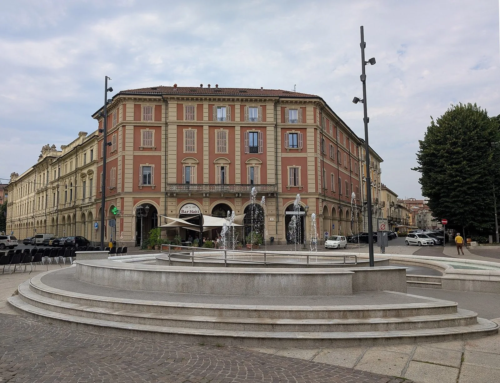 Piazza Italia ad Acqui Terme con la fontana e i palazzi porticati del centro